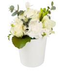 Composition œillets, freesias et roses blanches