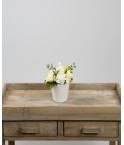Composition œillets, freesias et roses blanches
