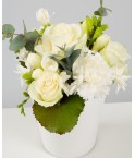 Composition œillets, freesias et roses blanches