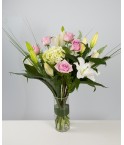 Bouquet lys et hortensia blancs, et roses roses