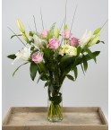 Bouquet lys et hortensia blancs, et roses roses
